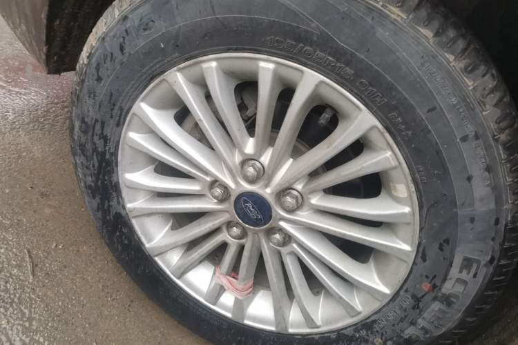 Used Ford Escort 2015 1.5L Automatic Comfort Edition Right Front Wheel Hub
