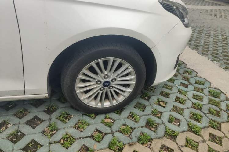 Used Ford Escort 2015 1.5L Automatic Comfort Edition Right Front Wheel Hub