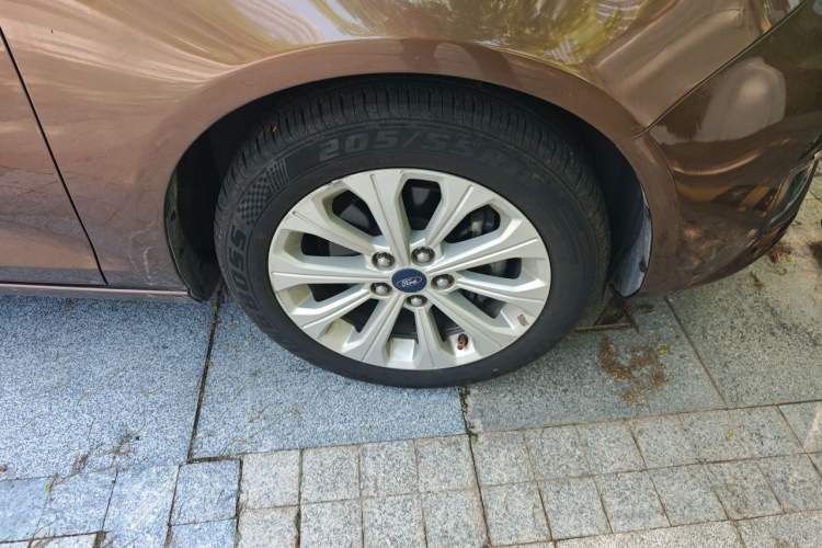 Used Ford Escort 2015 1.5L Automatic Fashion Model Right Front Wheel Hub