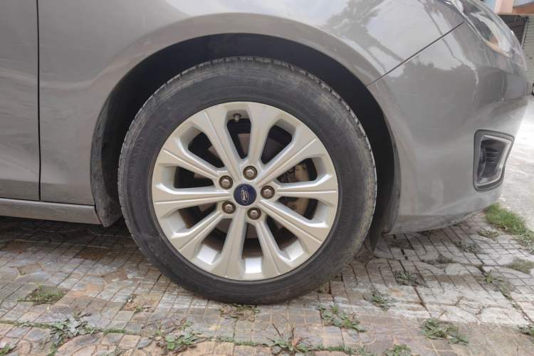 Used Ford Escort 2015 1.5L Manual Fashion Edition Right Front Wheel Hub