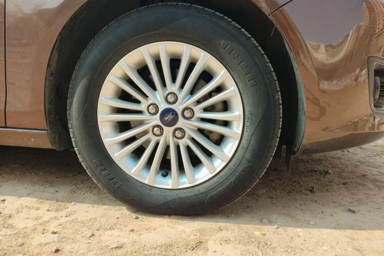 Used Ford Escort 2015 1.5L Manual Comfort Model Right Front Wheel Hub