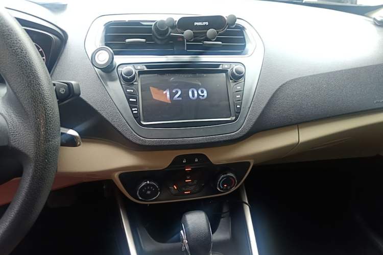 Used Ford Escort 2015 1.5L Automatic Comfort Edition Audio And AC Panel