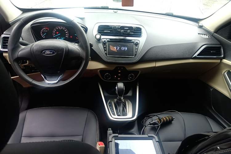 Used Ford Escort 2015 1.5L Automatic Comfort Edition Center Console