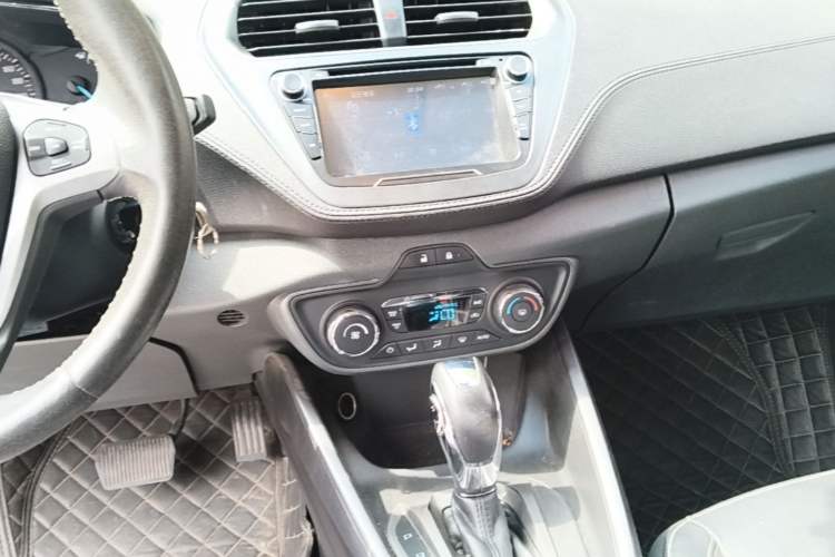 Used Ford Escort 2015 1.5L Automatic Fashion Model Audio And AC Panel