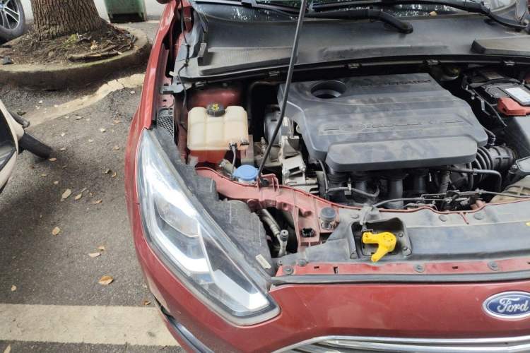 Used Ford Escort 2015 1.5L Manual Comfort Model Engine Bay Right