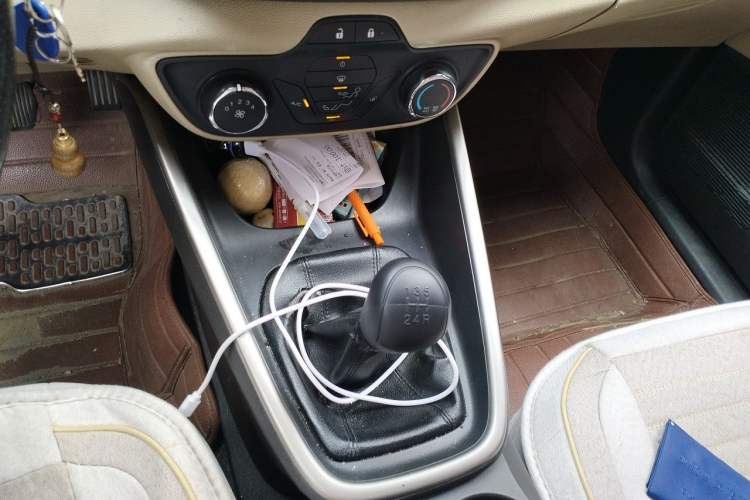 Used Ford Escort 2015 1.5L Manual Comfort Model Gear Lever