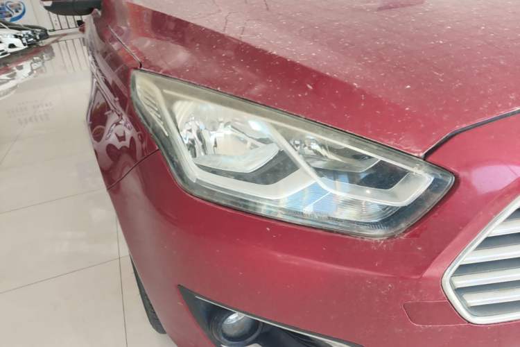 Used Ford Escort 2015 1.5L Manual Fashion Edition Right Front Headlight
