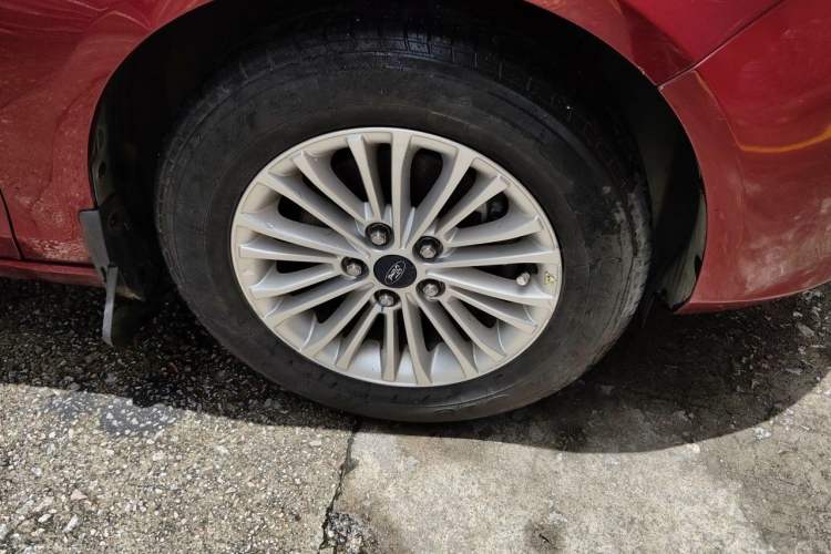 Used Ford Escort 2015 1.5L Automatic Comfort Edition Right Front Wheel Hub