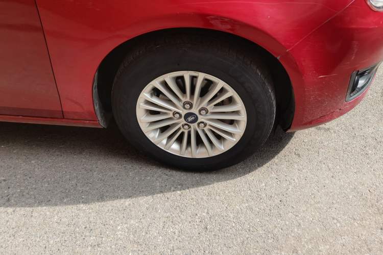 Used Ford Escort 2015 1.5L Automatic Comfort Edition Right Front Wheel Hub