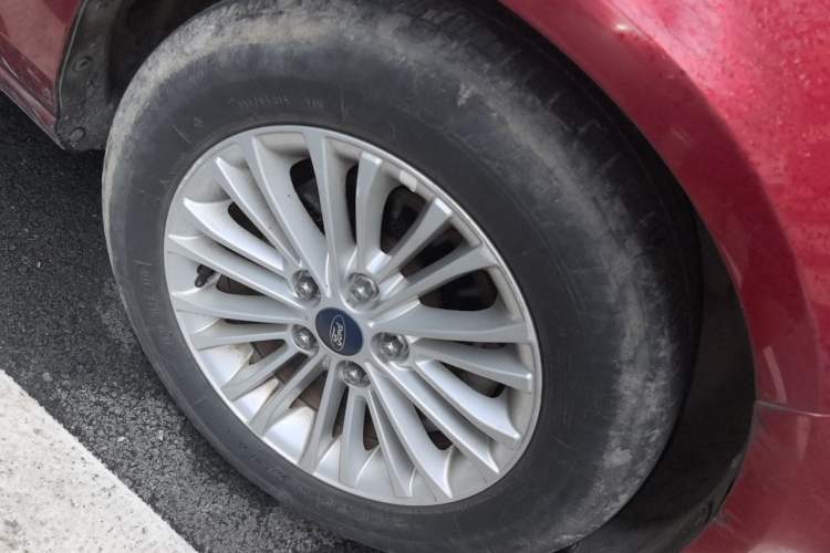 Used Ford Escort 2015 1.5L Manual Comfort Model Right Front Wheel Hub
