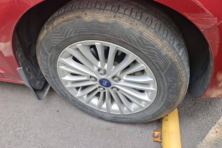 Used Ford Escort 2015 1.5L Automatic Comfort Edition Right Front Wheel Hub