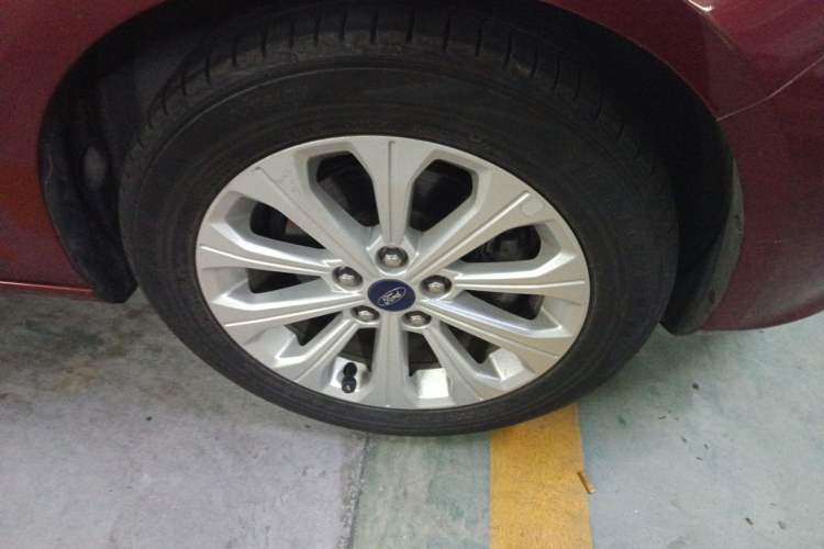 Used Ford Escort 2015 1.5L Automatic Fashion Model Right Front Wheel Hub