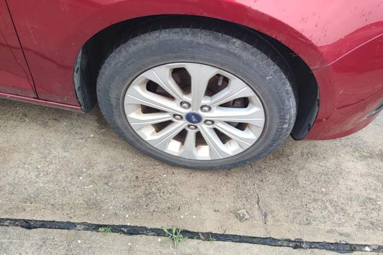 Used Ford Escort 2015 1.5L Automatic Fashion Model Right Front Wheel Hub