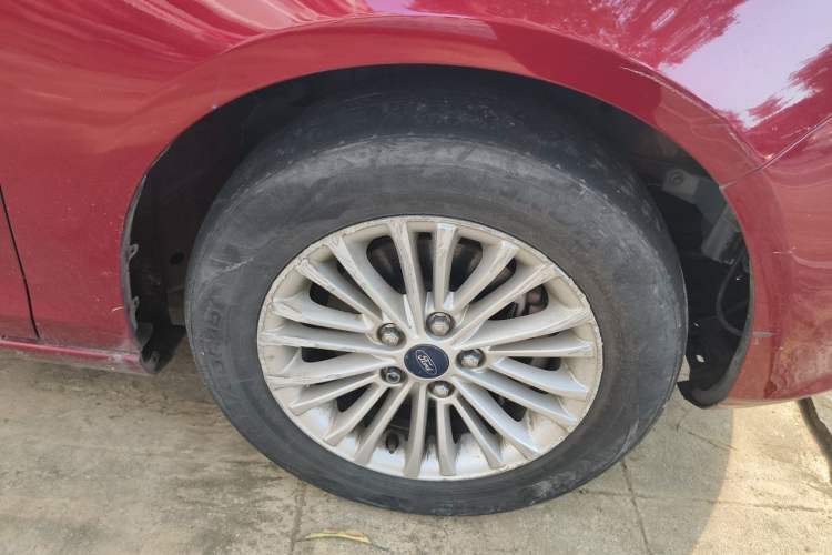 Used Ford Escort 2015 1.5L Automatic Comfort Edition Right Front Wheel Hub
