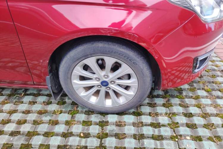 Used Ford Escort 2015 1.5L Automatic Fashion Model Right Front Wheel Hub