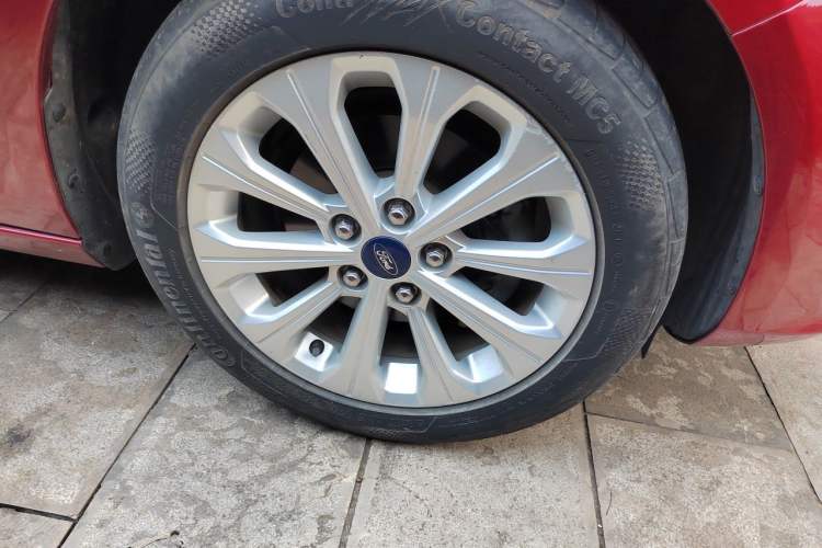 Used Ford Escort 2015 1.5L Automatic Fashion Model Right Front Wheel Hub