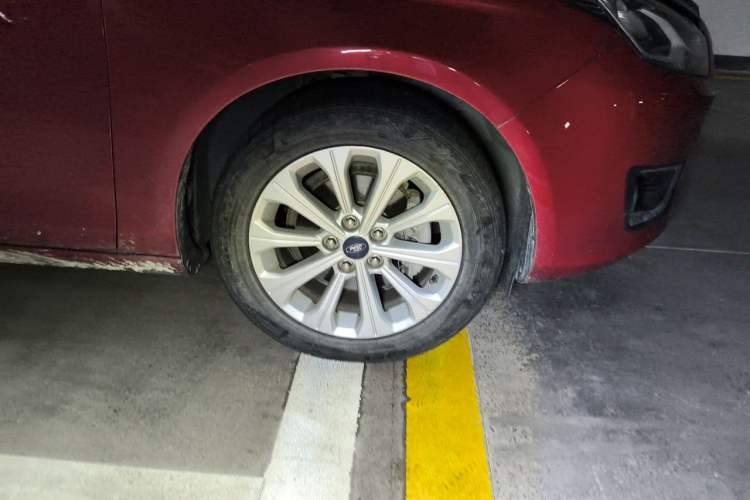 Used Ford Escort 2015 1.5L Automatic Fashion Model Right Front Wheel Hub