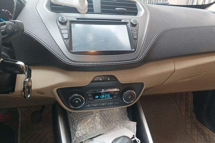Used Ford Escort 2015 1.5L Manual Fashion Edition Audio And AC Panel