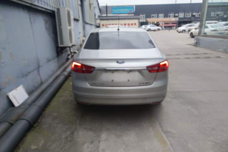 Used Ford Escort 2015 1.5L Automatic Fashion Model Exterior 4