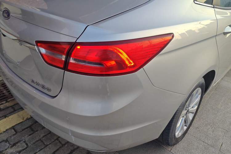 Used Ford Escort 2015 1.5L Manual Fashion Edition Exterior 6