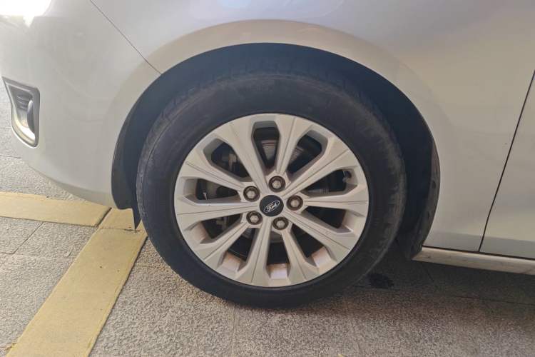 Used Ford Escort 2015 1.5L Manual Fashion Edition Exterior 7