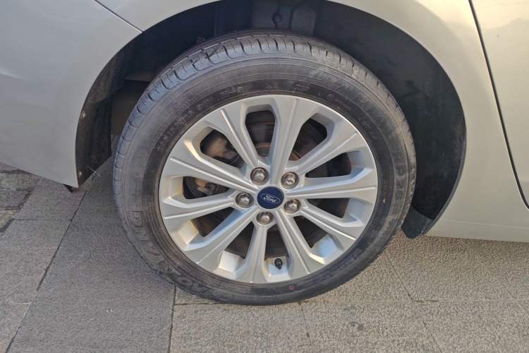 Used Ford Escort 2015 1.5L Manual Fashion Edition Exterior 8