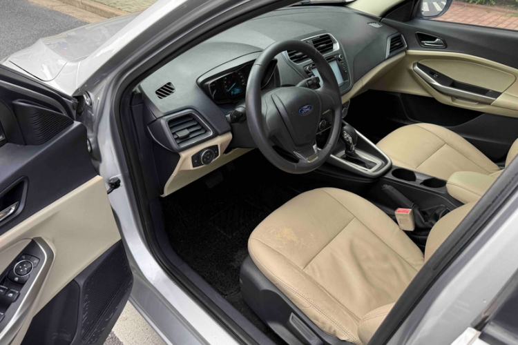 Used Ford Escort 2015 1.5L Automatic Comfort Edition Interior 4