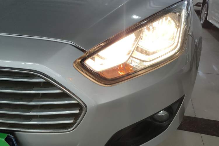 Used Ford Escort 2015 1.5L Automatic Comfort Edition Left Front Headlight