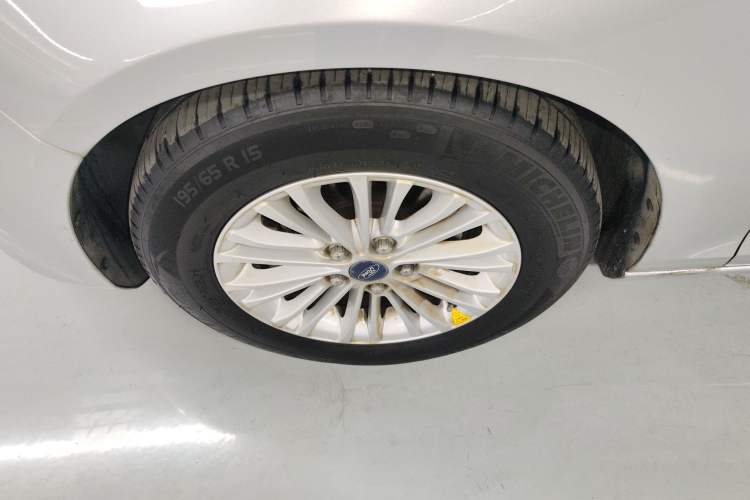 Used Ford Escort 2015 1.5L Automatic Comfort Edition Left Front Wheel Hub