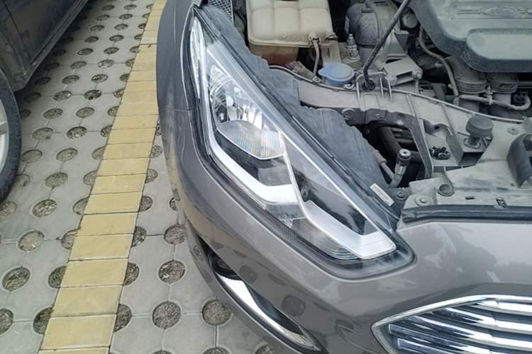 Used Ford Escort 2015 1.5L Automatic Fashion Model Right Front Headlight