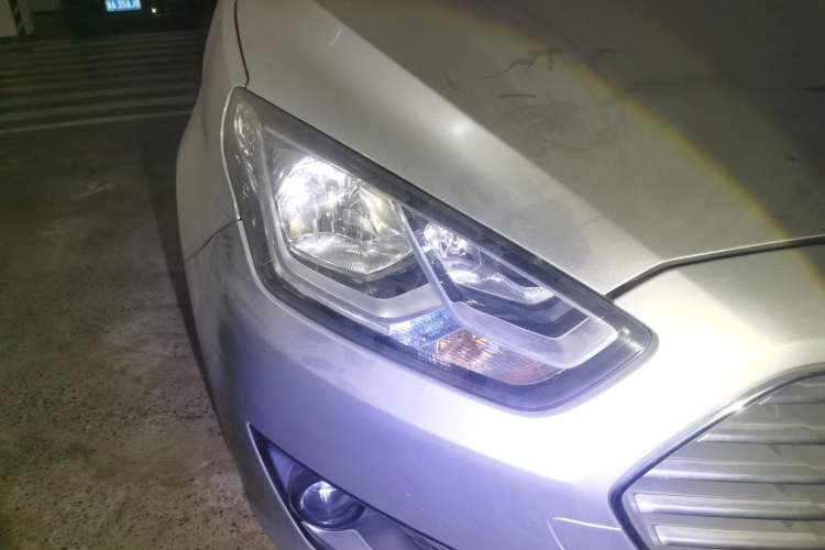 Used Ford Escort 2015 1.5L Manual Fashion Edition Right Front Headlight