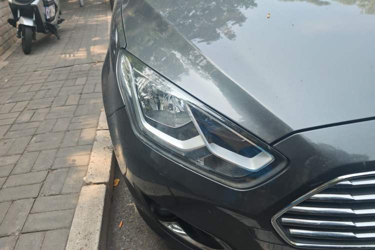 Used Ford Escort 2015 1.5L Automatic Fashion Model Right Front Headlight