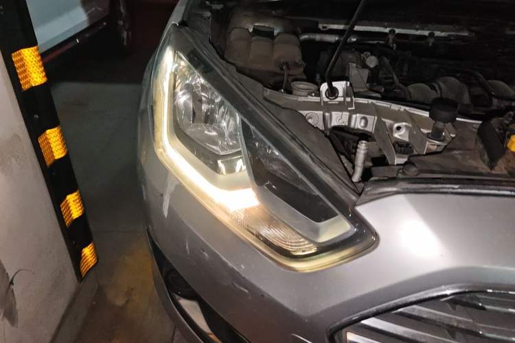 Used Ford Escort 2015 1.5L Automatic Fashion Model Right Front Headlight