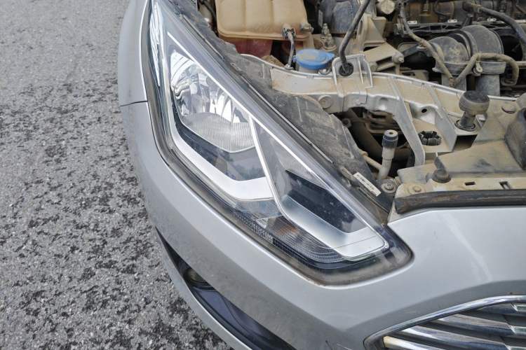 Used Ford Escort 2015 1.5L Manual Comfort Model Right Front Headlight
