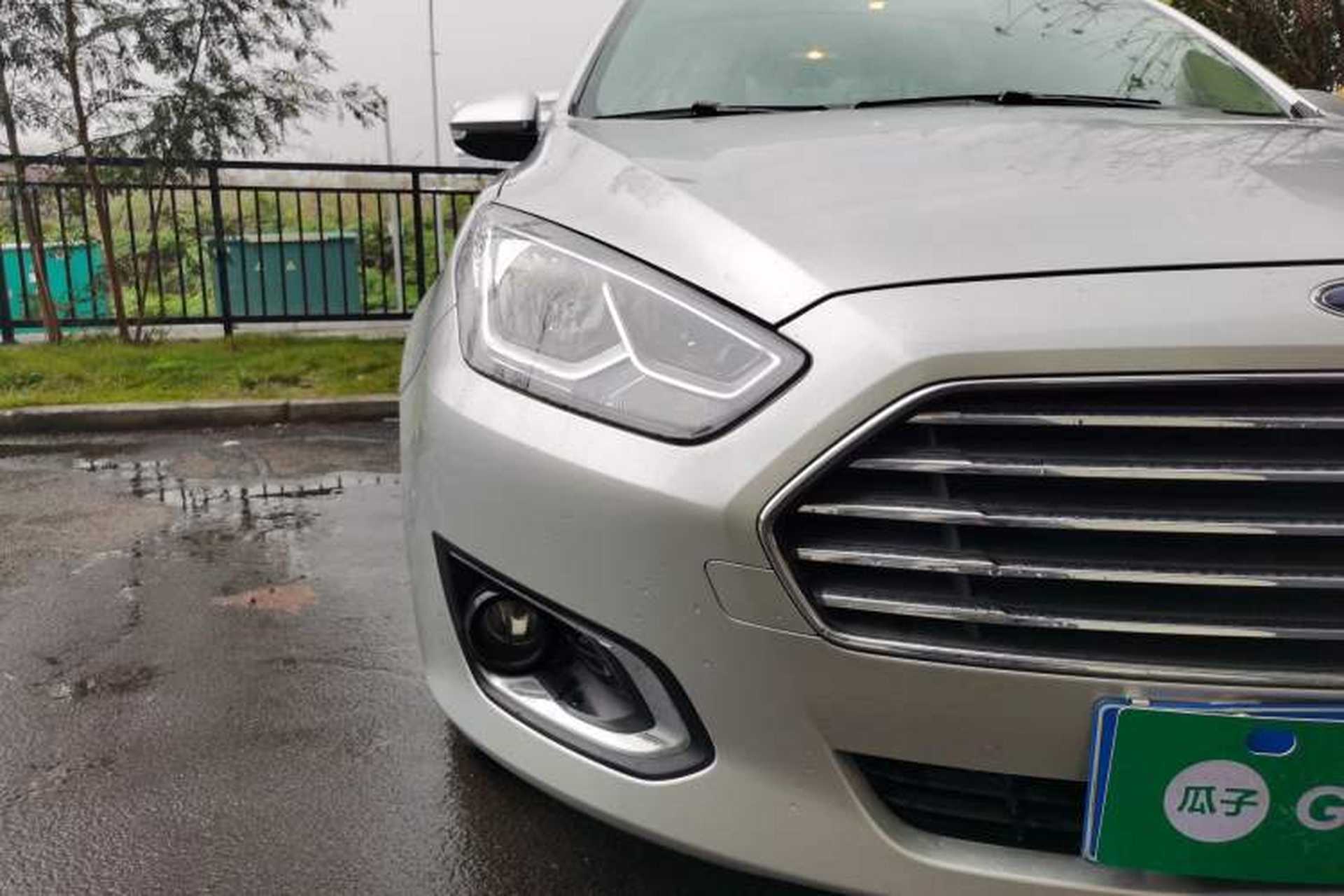 Used Ford Escort 2015 1.5L Automatic Fashion Model Right Front Headlight