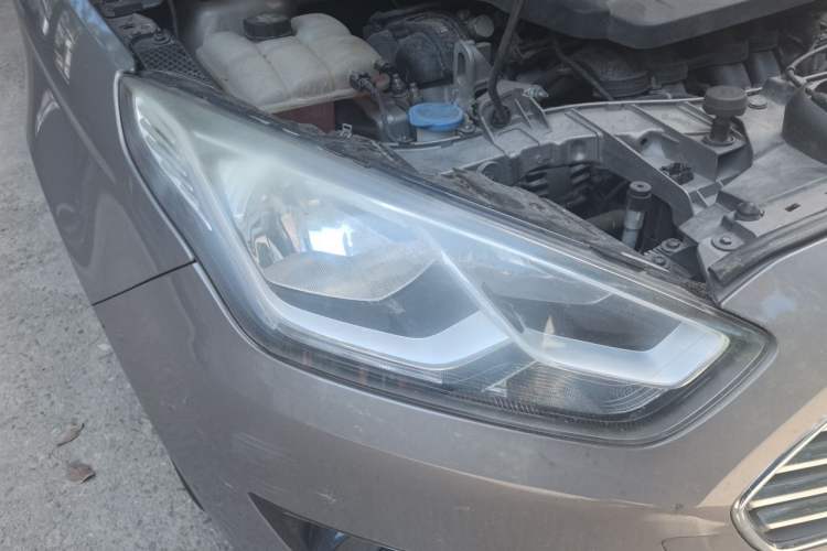 Used Ford Escort 2015 1.5L Automatic Fashion Model Right Front Headlight