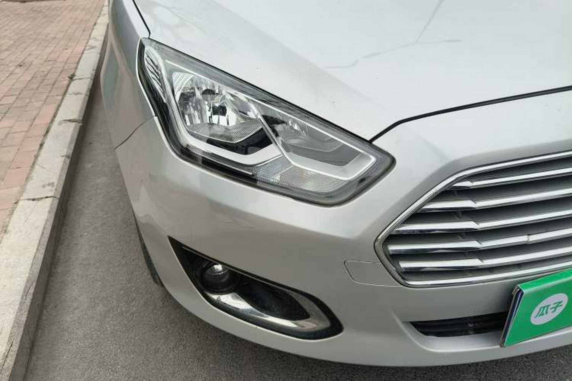 Used Ford Escort 2015 1.5L Automatic Fashion Model Right Front Headlight