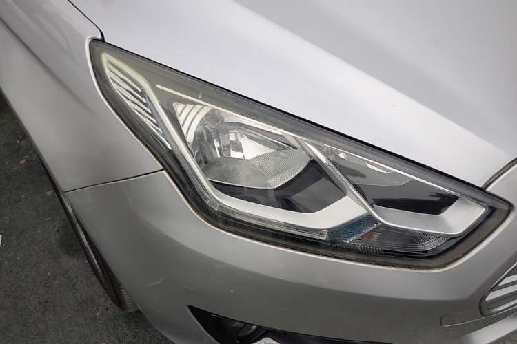 Used Ford Escort 2015 1.5L Automatic Fashion Model Right Front Headlight