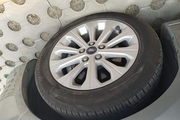 Used Ford Escort 2015 1.5L Automatic Fashion Model Right Front Wheel Hub