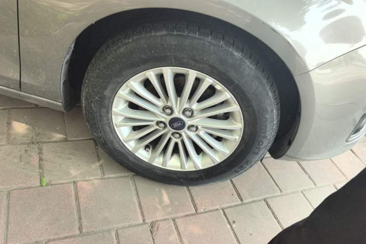 Used Ford Escort 2015 1.5L Automatic Comfort Edition Right Front Wheel Hub