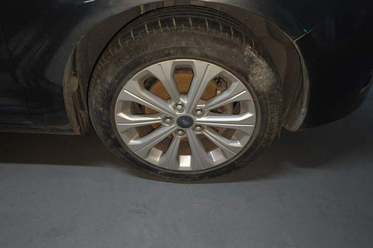 Used Ford Escort 2015 1.5L Automatic Fashion Model Right Front Wheel Hub