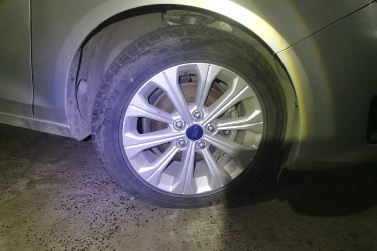 Used Ford Escort 2015 1.5L Manual Fashion Edition Right Front Wheel Hub