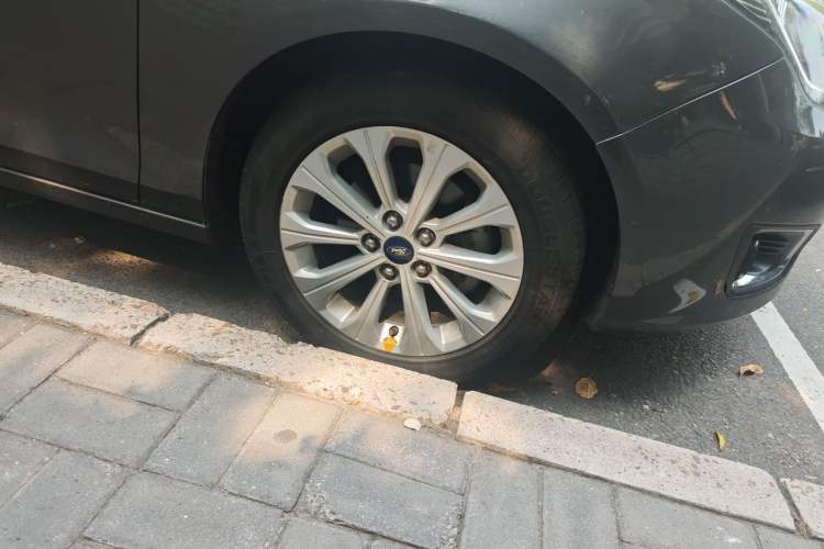 Used Ford Escort 2015 1.5L Automatic Fashion Model Right Front Wheel Hub