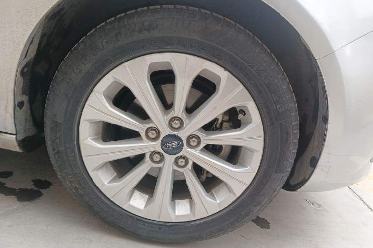 Used Ford Escort 2015 1.5L Manual Fashion Edition Right Front Wheel Hub