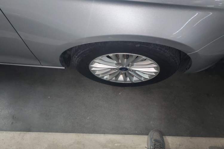 Used Ford Escort 2015 1.5L Manual Comfort Model Right Front Wheel Hub