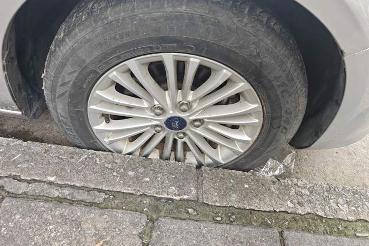 Used Ford Escort 2015 1.5L Automatic Comfort Edition Right Front Wheel Hub