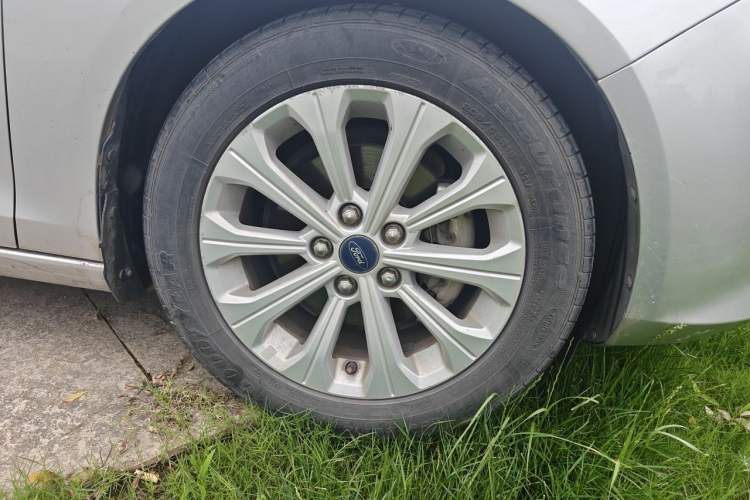 Used Ford Escort 2015 1.5L Automatic Fashion Model Right Front Wheel Hub