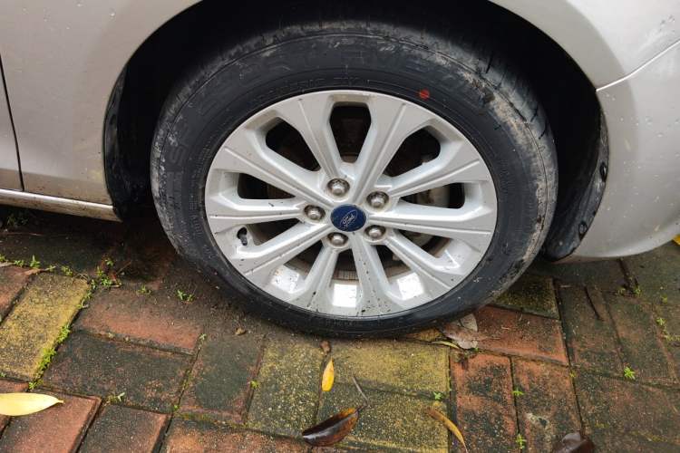 Used Ford Escort 2015 1.5L Automatic Fashion Model Right Front Wheel Hub
