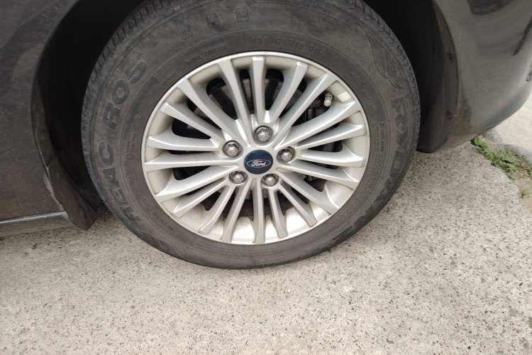 Used Ford Escort 2015 1.5L Manual Comfort Model Right Front Wheel Hub