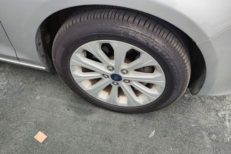 Used Ford Escort 2015 1.5L Automatic Fashion Model Right Front Wheel Hub